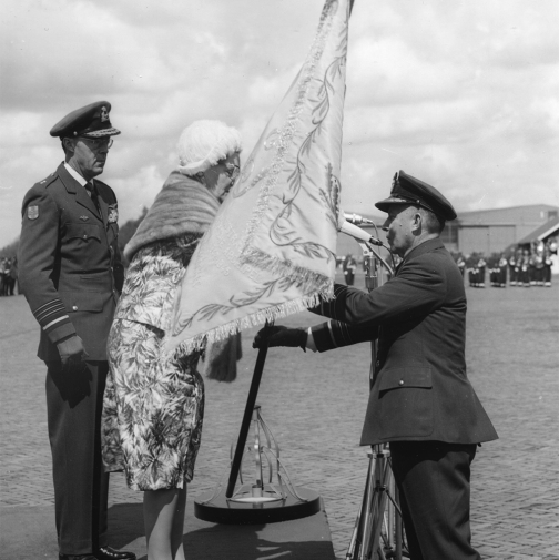 Uitreiking Luchtmacht vaandel Koningin Juliana