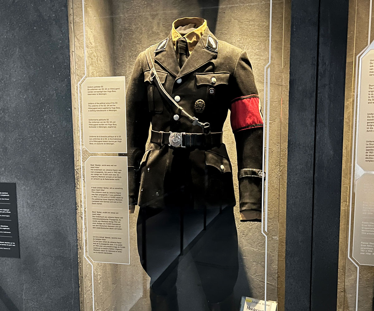 SS uniform in de tentoonstelling 'Hij of ik' - NMM