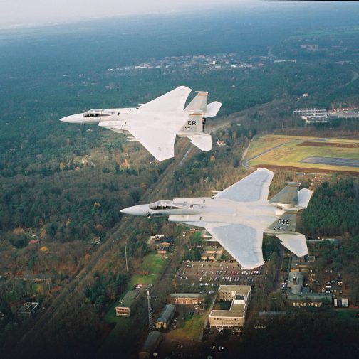 Twee Amerikaanse F-15's boven Vliegbasis Soesterberg