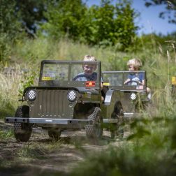 rijden in de mini-jeep