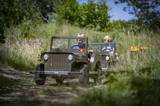 rijden in de mini-jeep