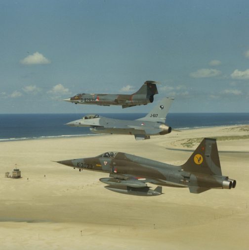 Lockheed F-104 Starfighter van 312 Sqn leidt een F-16 van 311 Sqn en een NF-5 van 316 Sqn boven de schietbaan op Vlieland, begin jaren ‘80.