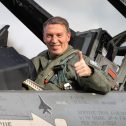 Kolonel Tankink na de laatste vlucht met de J-063