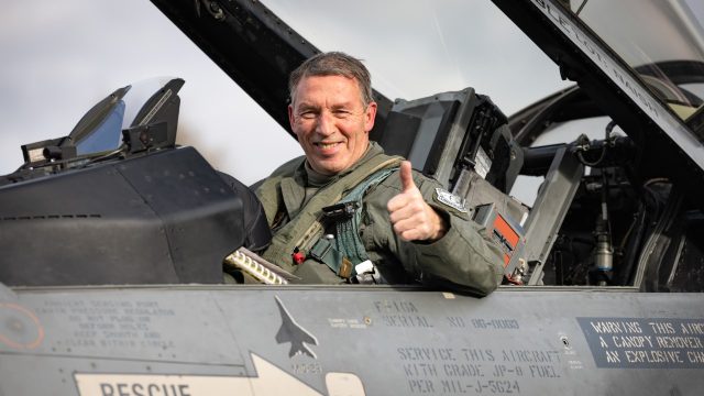 Kolonel Tankink na de laatste vlucht met de J-063