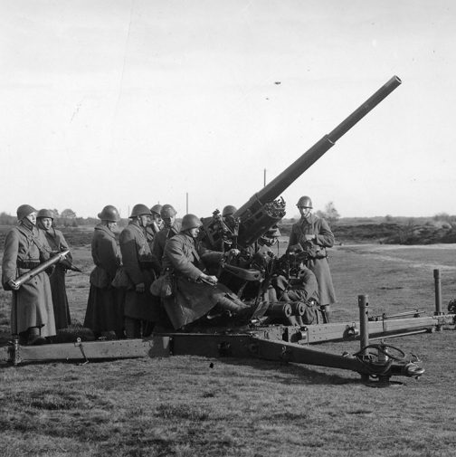 Een groep Nederlandse militairen bij een kanon van 7,5 TL rond 1940.