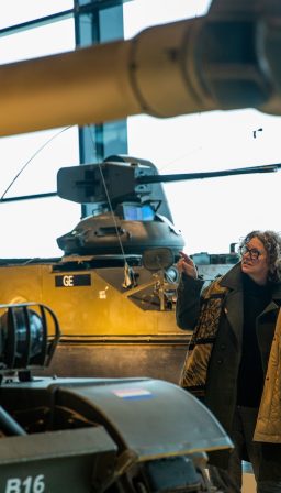 Bezoekers bij tank in het NMM.