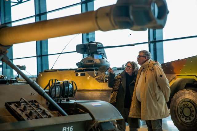 Bezoekers bij tank in het NMM.