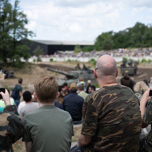 Bezoekers bij de tankshow van het Soesterberg Zomeroffensief
