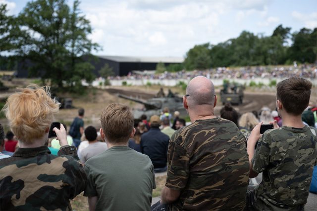 Bezoekers bij de tankshow van het Soesterberg Zomeroffensief