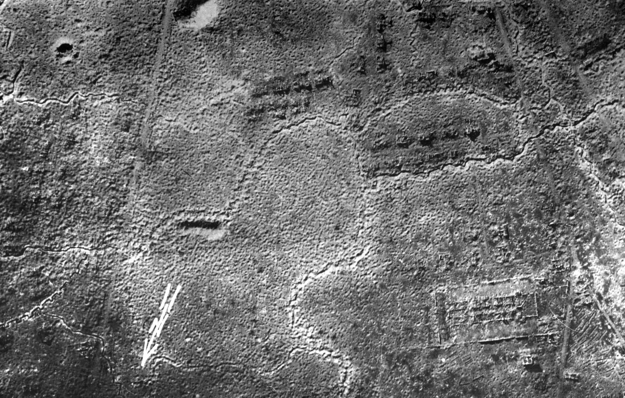 Een luchtopname uit de Eerste Wereldoorlog waarop de loopgraven duidelijk zichtbaar zijn.