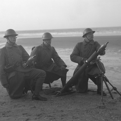 Nederlandse soldaten met mortier rond 1930.