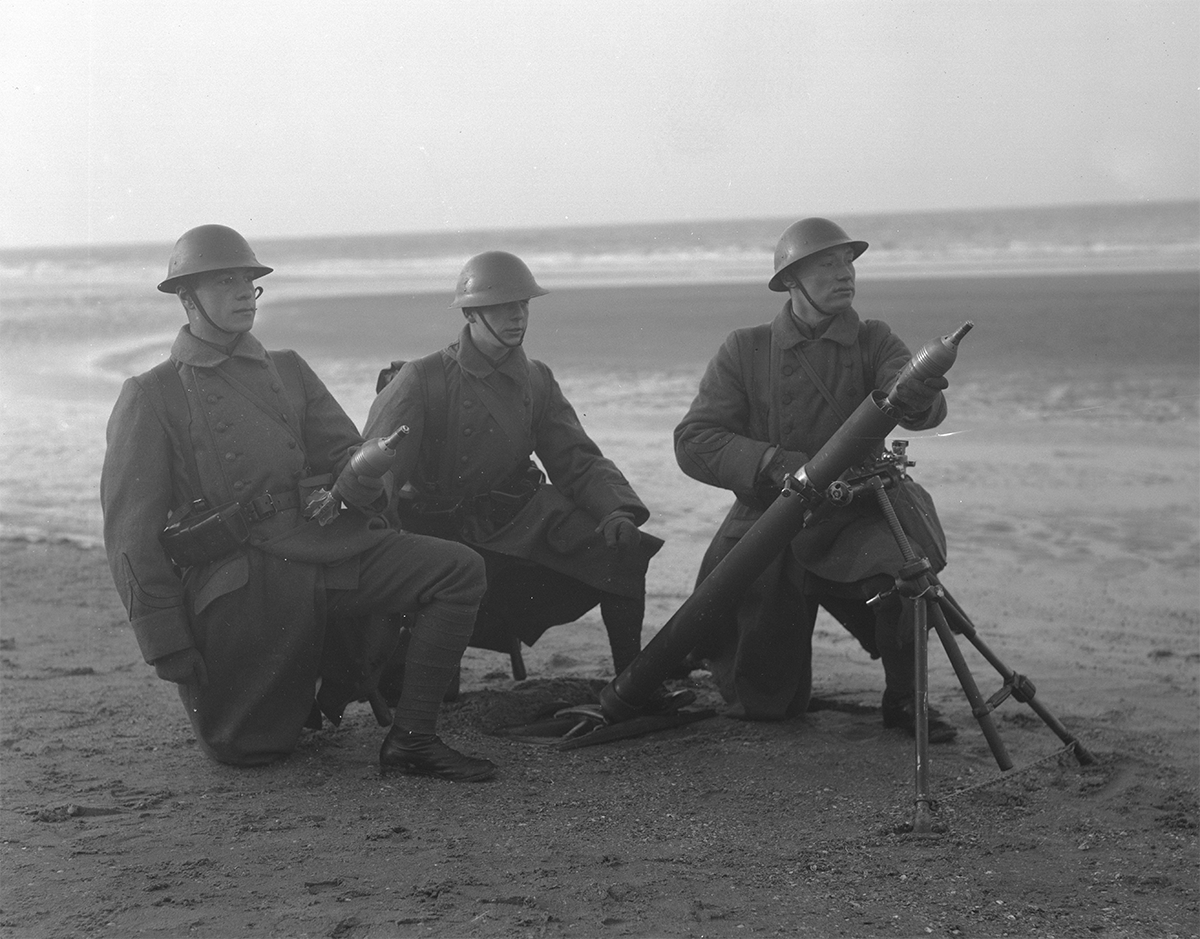 Nederlandse soldaten met mortier rond 1930.