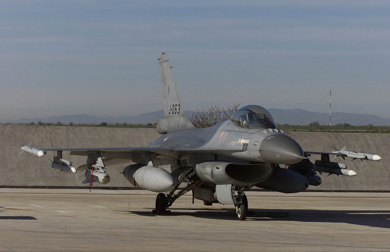 Een F-16 op de vliegbasis Amendola.