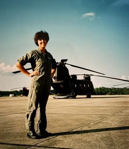 Chinook-vlieger Marielle bij de transporthelikopter.