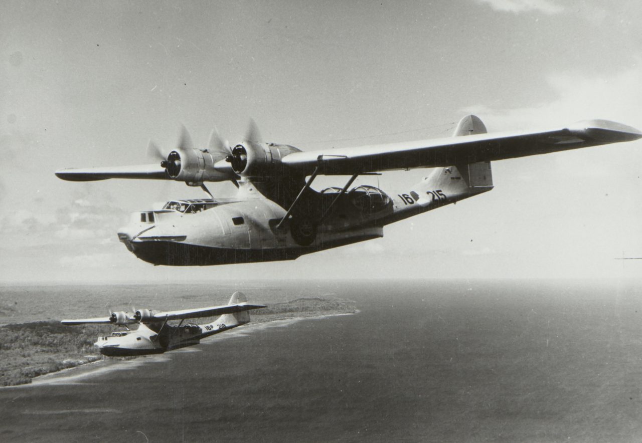 Maritieme patrouilleamfibie Consolidated PBY-5 Catalina (1941-1946). In formatie langs de kust vliegend.