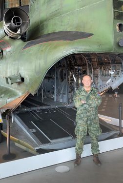 Majoor Elout in het NMM bij de Chinook D-663