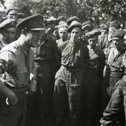 Prins Bernhard bezoekt de Prinses Irene Brigade in de Canadese sector van Normandië.