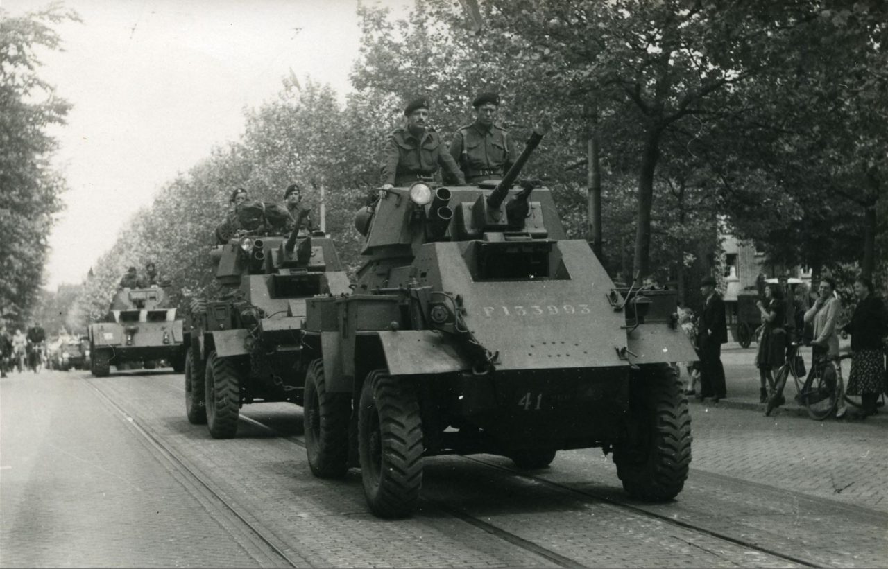 Prinses Irene Brigade in pantserwielvoertuigen tijdens de bevrijding van Nederland 1945.