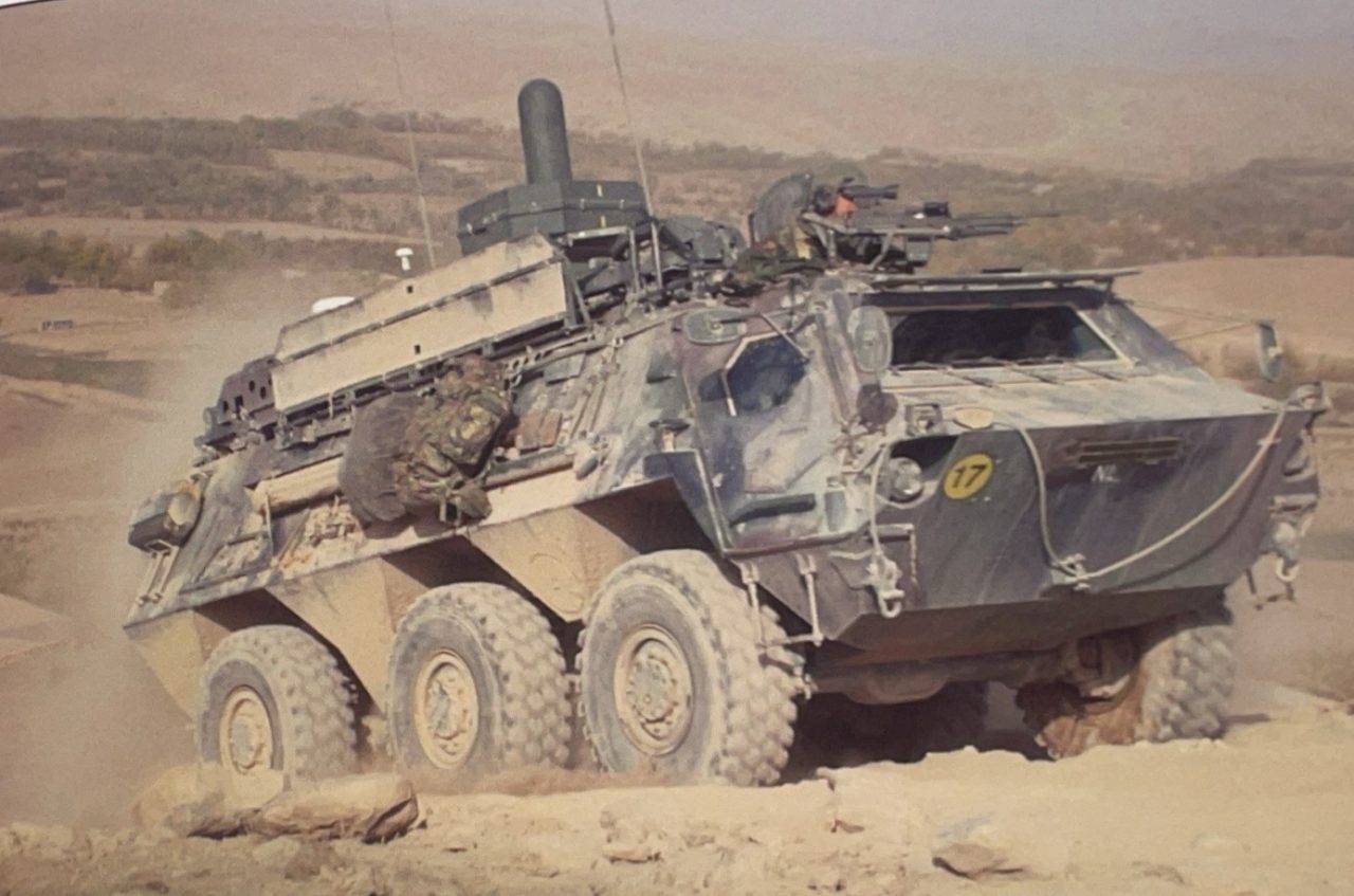 Fuchs-EOV-pantservoertuig op missie in Afghanistan.
