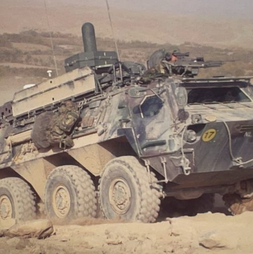 Fuchs-EOV-pantservoertuig op missie in Afghanistan.
