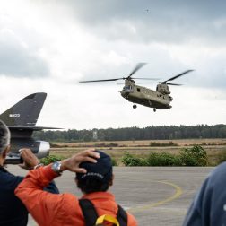Fly-by Chinook tijdens het Soesterberg Zomeroffensief.