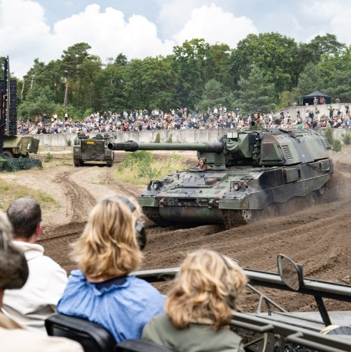 Tankshow met o.a. de Pantserhouwitser van Defensie tijdens het Soesterberg Zomeroffensief.