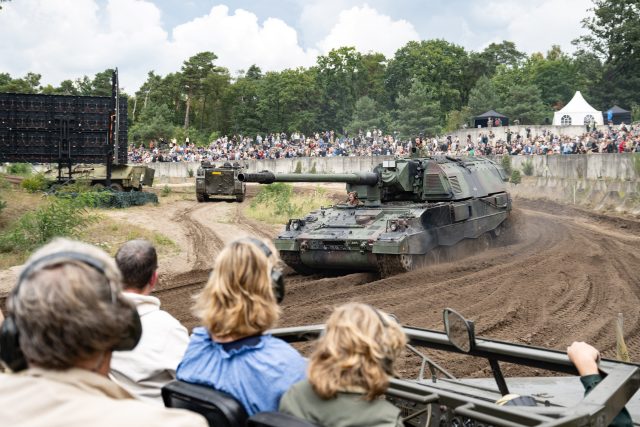 Tankshow met o.a. de Pantserhouwitser van Defensie tijdens het Soesterberg Zomeroffensief.