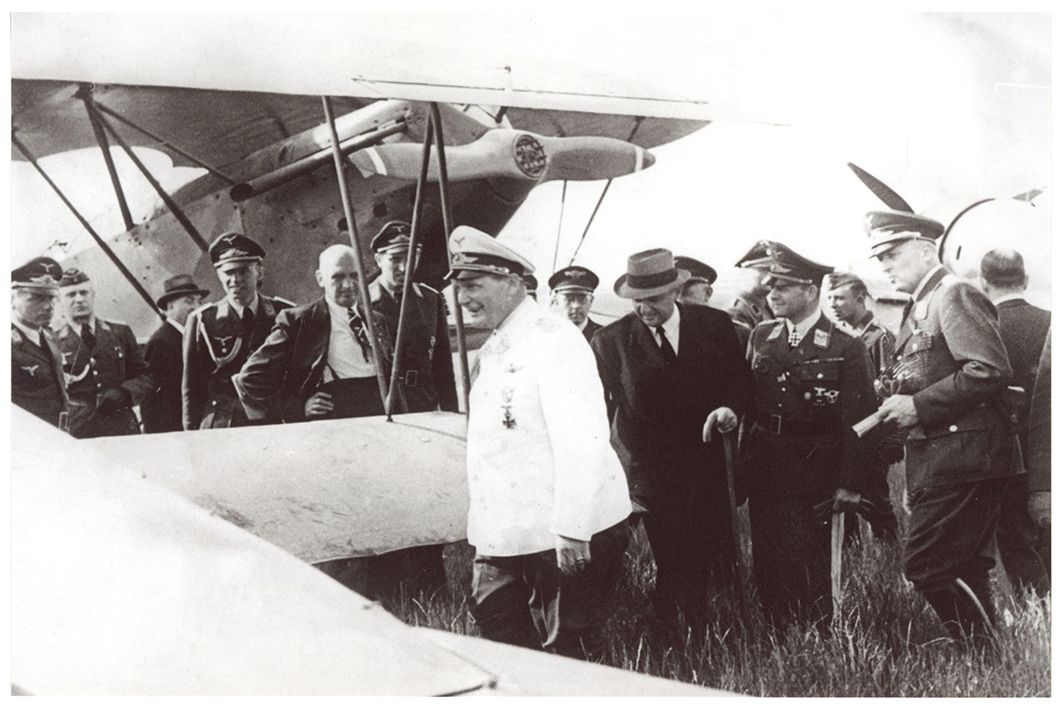 Goering op Schiphol bij een Fokker D.VII, afgedrukt in Der Adler (propagandablad Luftwaffe), juni 1940.