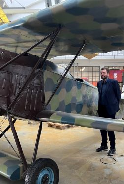 Conservator Alfred Staanman bij de Fokker D.VII in het Deutches Museum.
