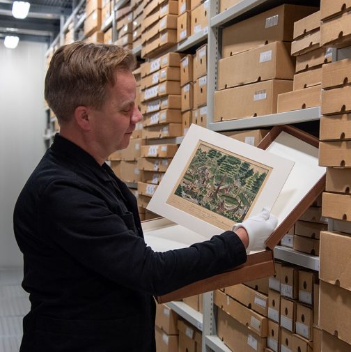 Conservator Pieter met de aquarel Luck