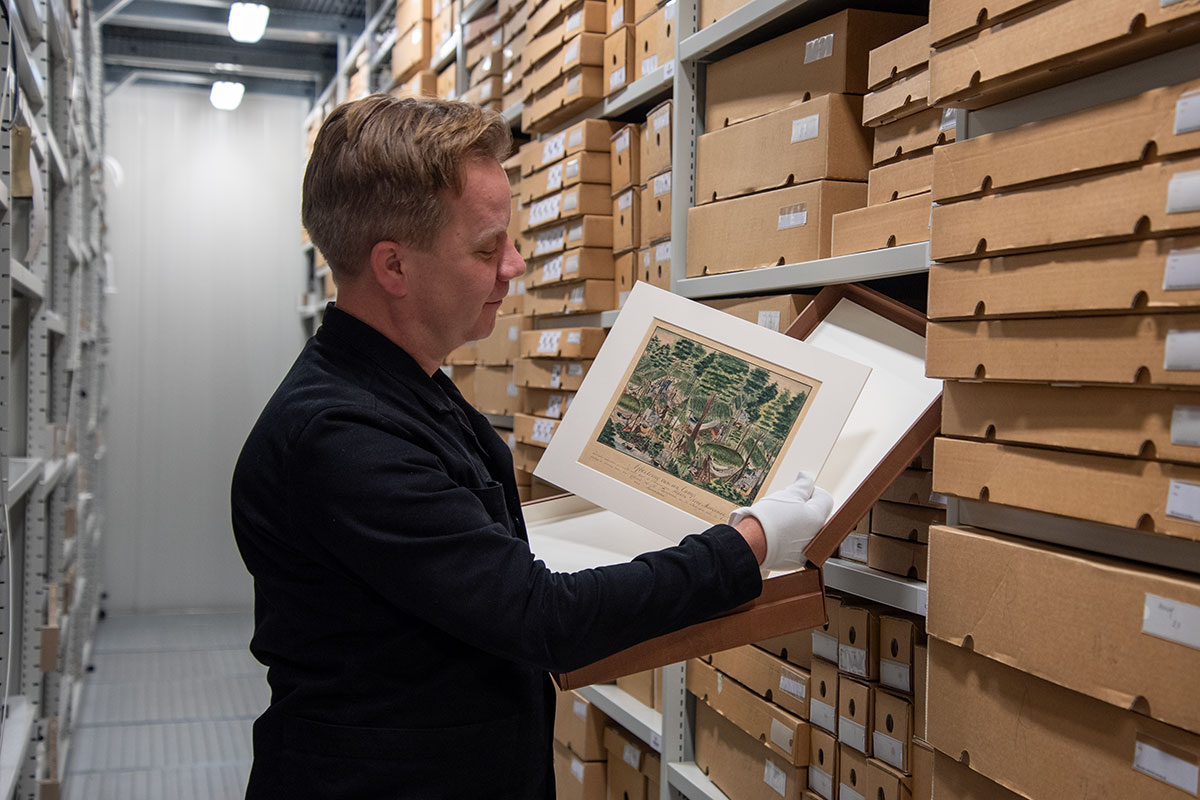 Conservator Pieter met de aquarel Luck