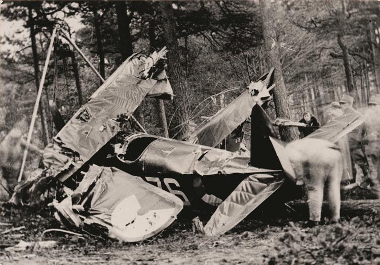 Fokker D.16 jachtvliegtuig met registratie: 276 van Eerste luitenant-vlieger R.W.C.G.A. Wittert van Hoogland na crash bij vliegveld Soesterberg.