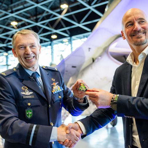 Overdrachtsmoment F-16 MiG-killer met Commodore-vlieger Peter Tankink en directeur van het Nationaal Militair Museum.
