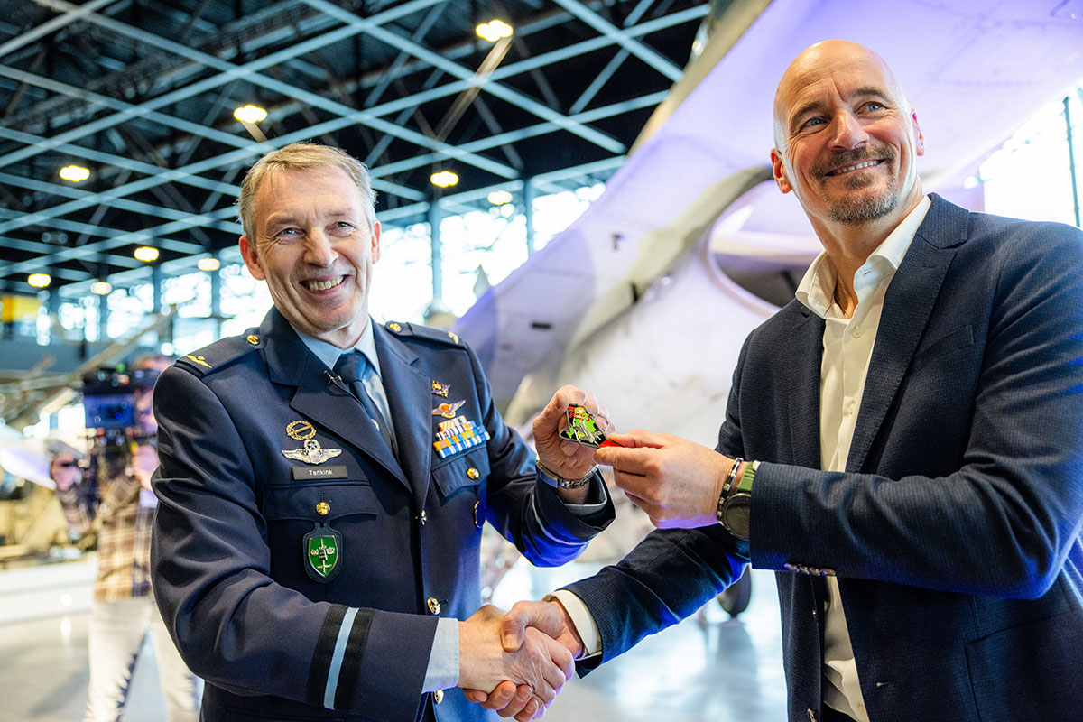 Overdrachtsmoment F-16 MiG-killer met Commodore-vlieger Peter Tankink en directeur van het Nationaal Militair Museum.