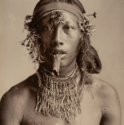 Studioportret van een rokende jongen van de Mentawai-eilanden.