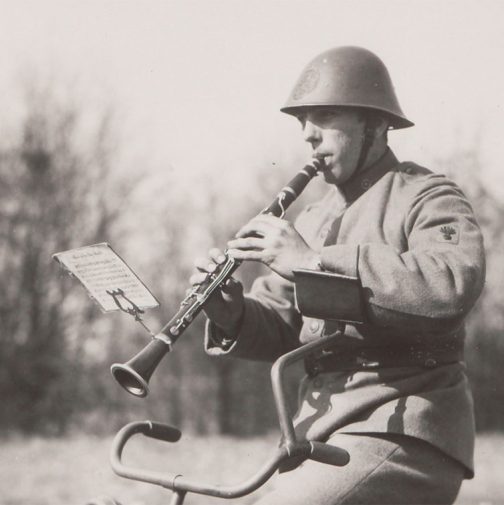 Klarinetspeler op een fiets met aangepaste stuur