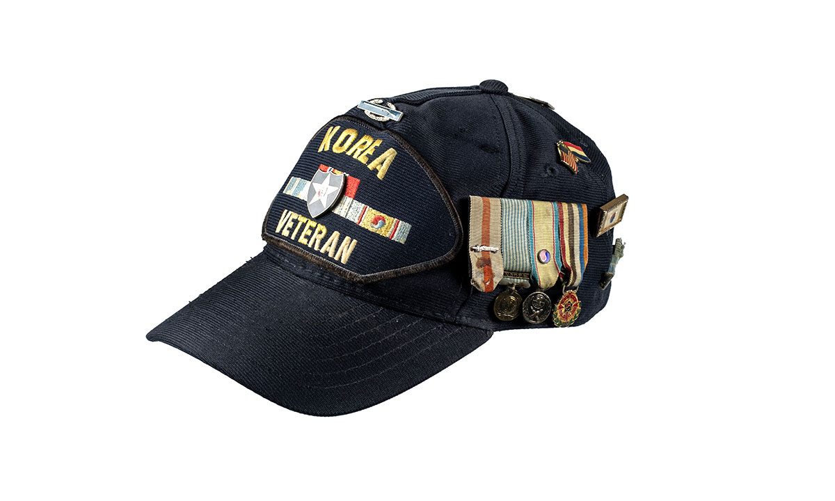 Zwarte pet 'Korea Veteran' met medailles en speldjes