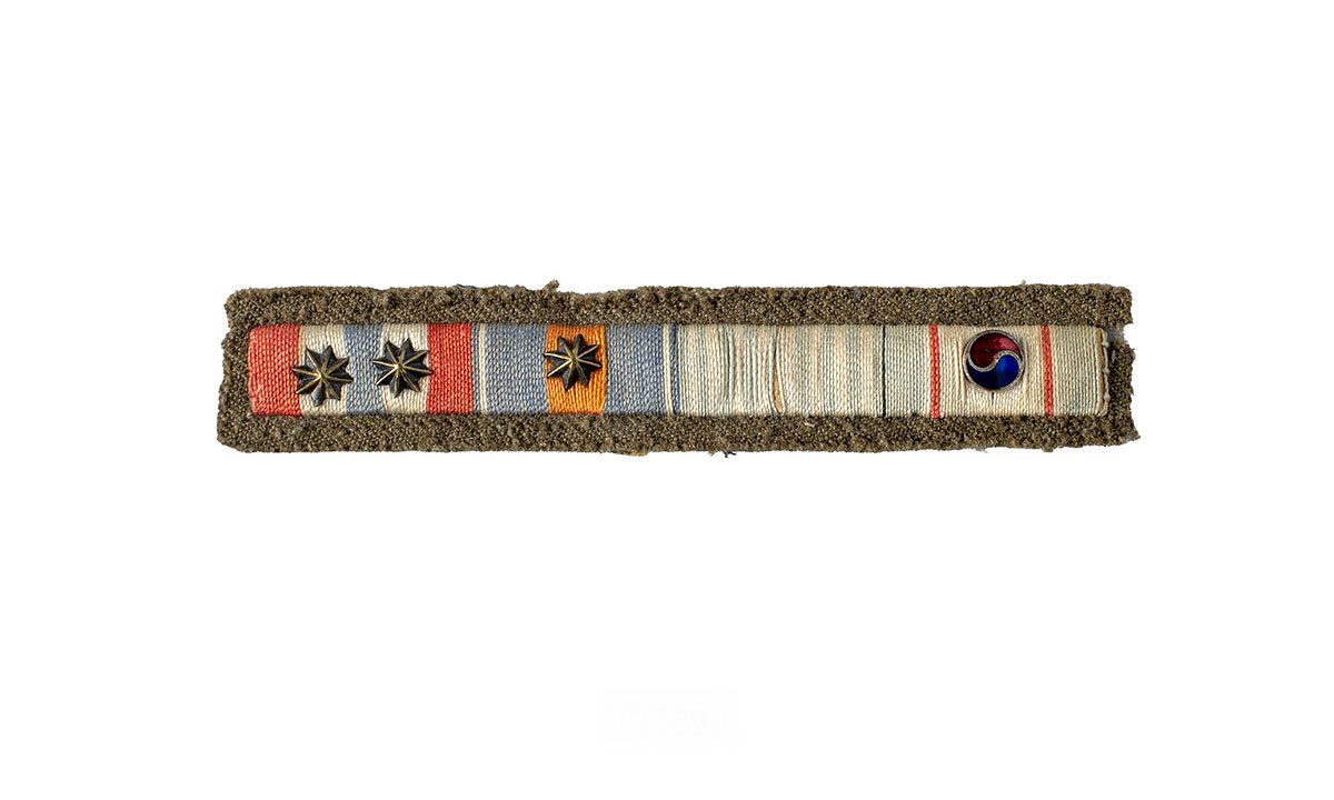Decoratiegesp van vier batons: ereteken van Orde en Vrede, Kruis voor Recht en Vrijheid, United Nations Korean Service Medal en Korean War Service Medal