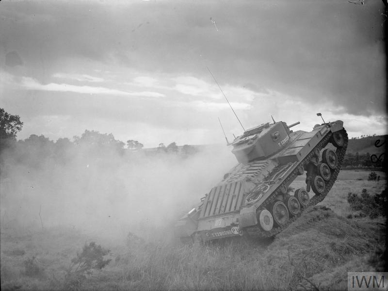 Een Valentine Mark III tank (T 1290288) van het 2e bataljon, 1e tankregiment, op oefening in Schotland op 21 augustus 1941
