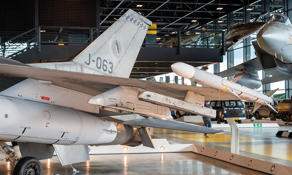 De J-063 is te zien zoals het toestel terugkeerde na de luchtoverwinning, zonder AMRAAM-raket op station 2.