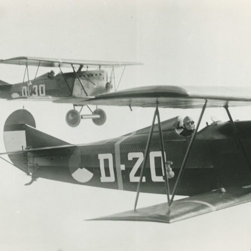 Twee jachtvliegtuigen van Fokker, een verbeterde versie van de D.VII met lijnmotor, tijdens de vlucht.