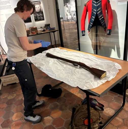 De VOC blunderbuss wordt geinspecteerd