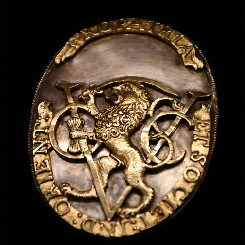 Zeldzame zilveren VOC-bandelierplaat uit de 18e eeuw