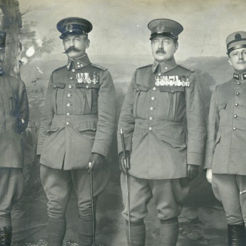 Thomson met officieren