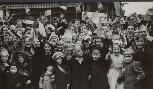Bevrijdingsdag 5 mei kinderen met vlaggetjes