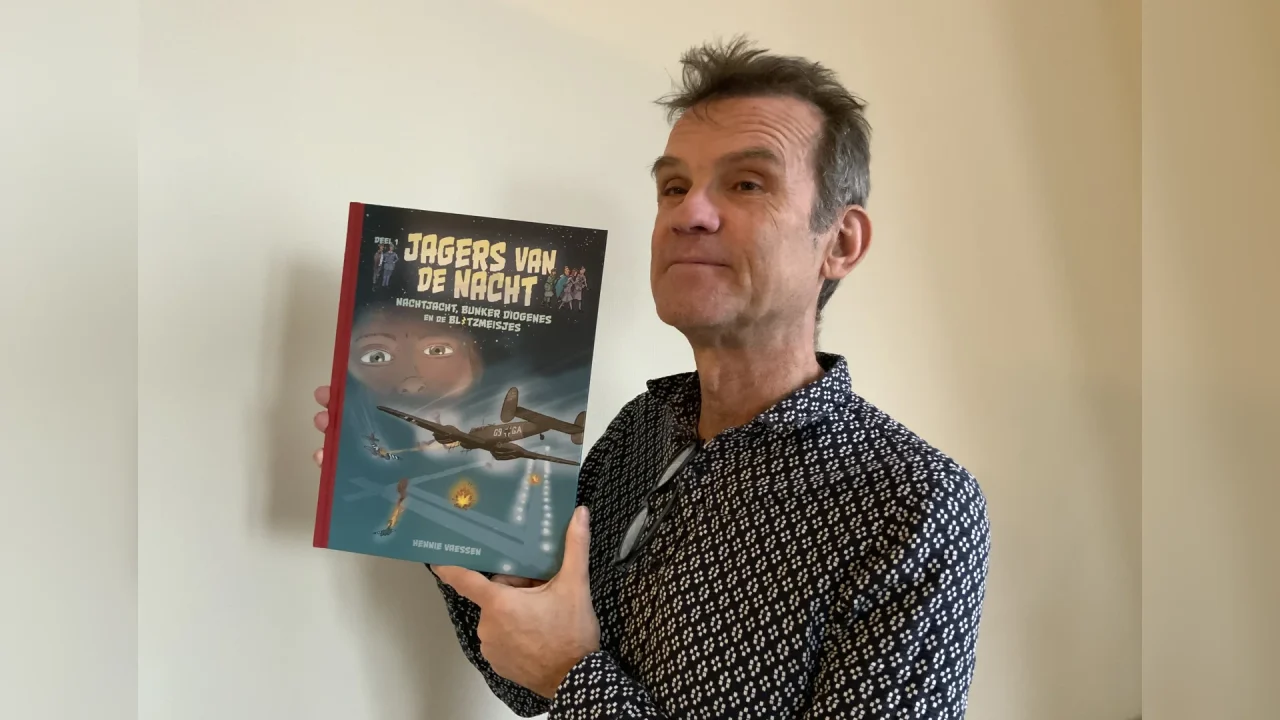 Hennie Vaessen met stripboek Jagers van de nacht