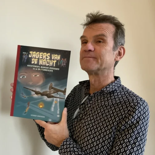 Hennie Vaessen met stripboek Jagers van de nacht