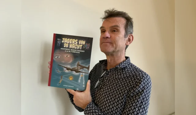 Hennie Vaessen met stripboek Jagers van de nacht