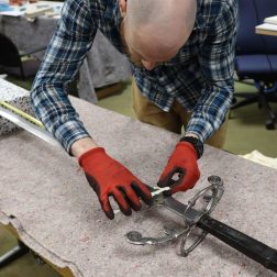 Conservator Casper van Dijk onderzoekt tweehandszwaard