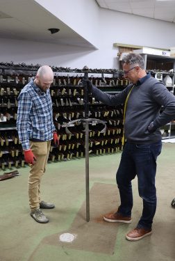 Conservatoren Casper van Dijk en Jeroen Punt onderzoeken tweehandszwaarden.